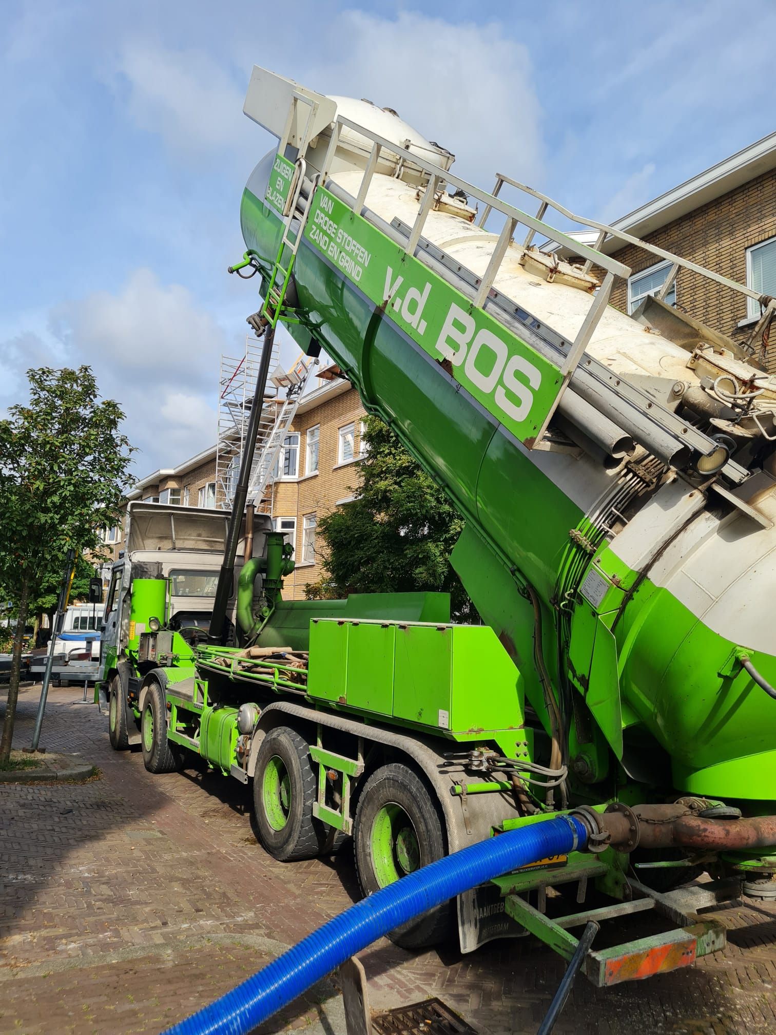 Grind afzuigen en terug plaatsen | Van den Berg Dakwerken