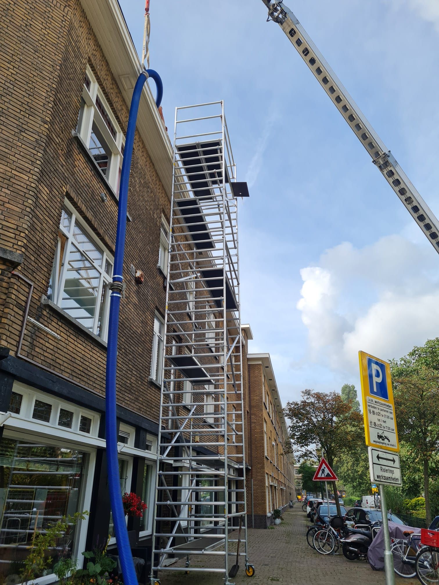 Grind afzuigen en terug plaatsen | Van den Berg Dakwerken